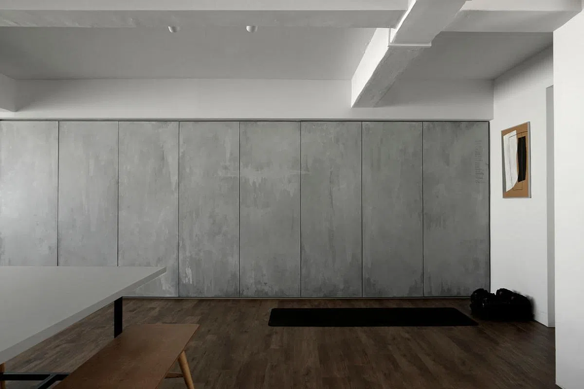 在一般人都会挂上电视机的墙上，屋主设计了一排嵌入式橱柜，延伸到整个空间。（受访者提供）