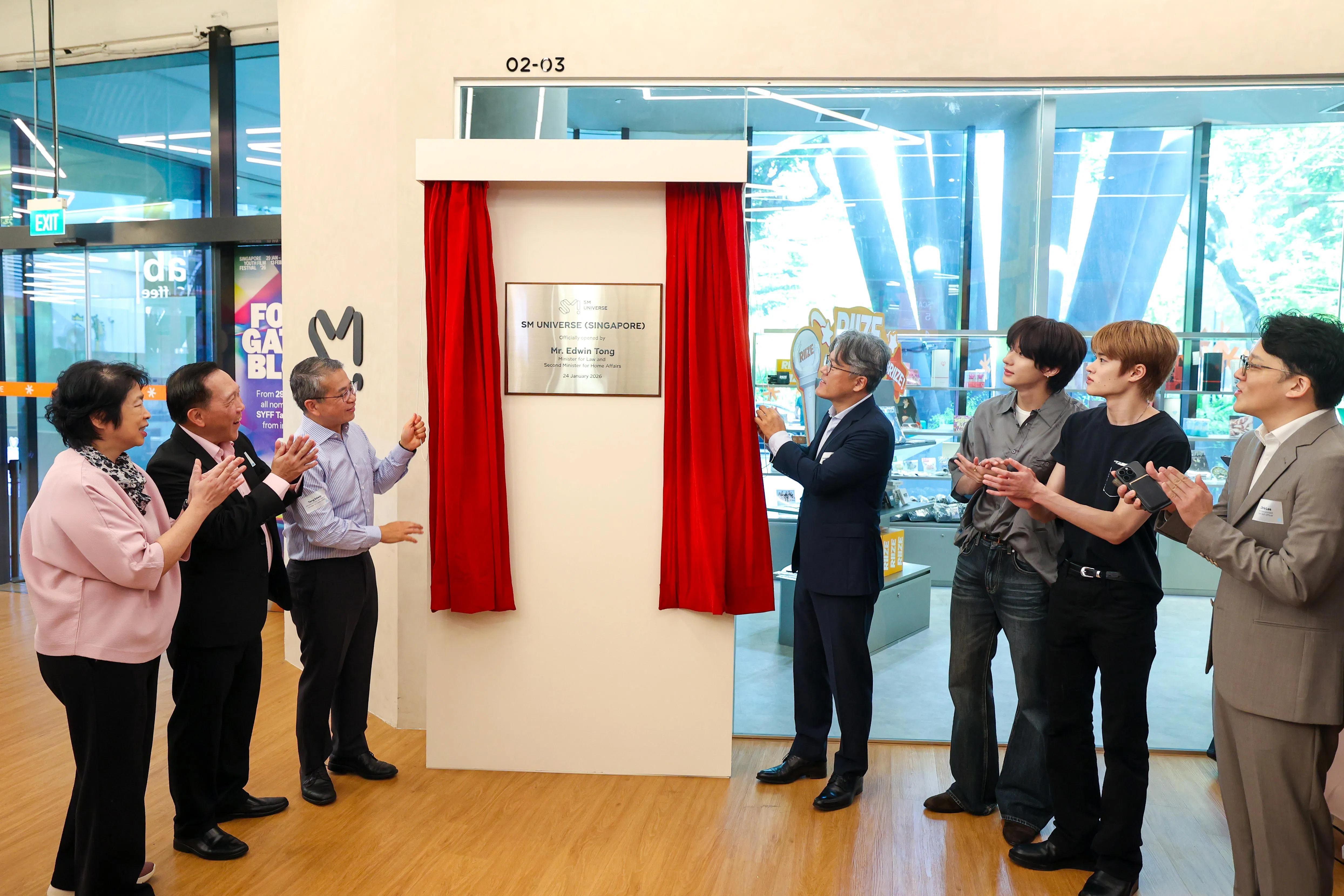 SM娱乐CAO李圣洙（右起）、韩团RIIZE成员Sohee、Anton和SM娱乐CEO张哲赫参与仪式。（林明顺摄）