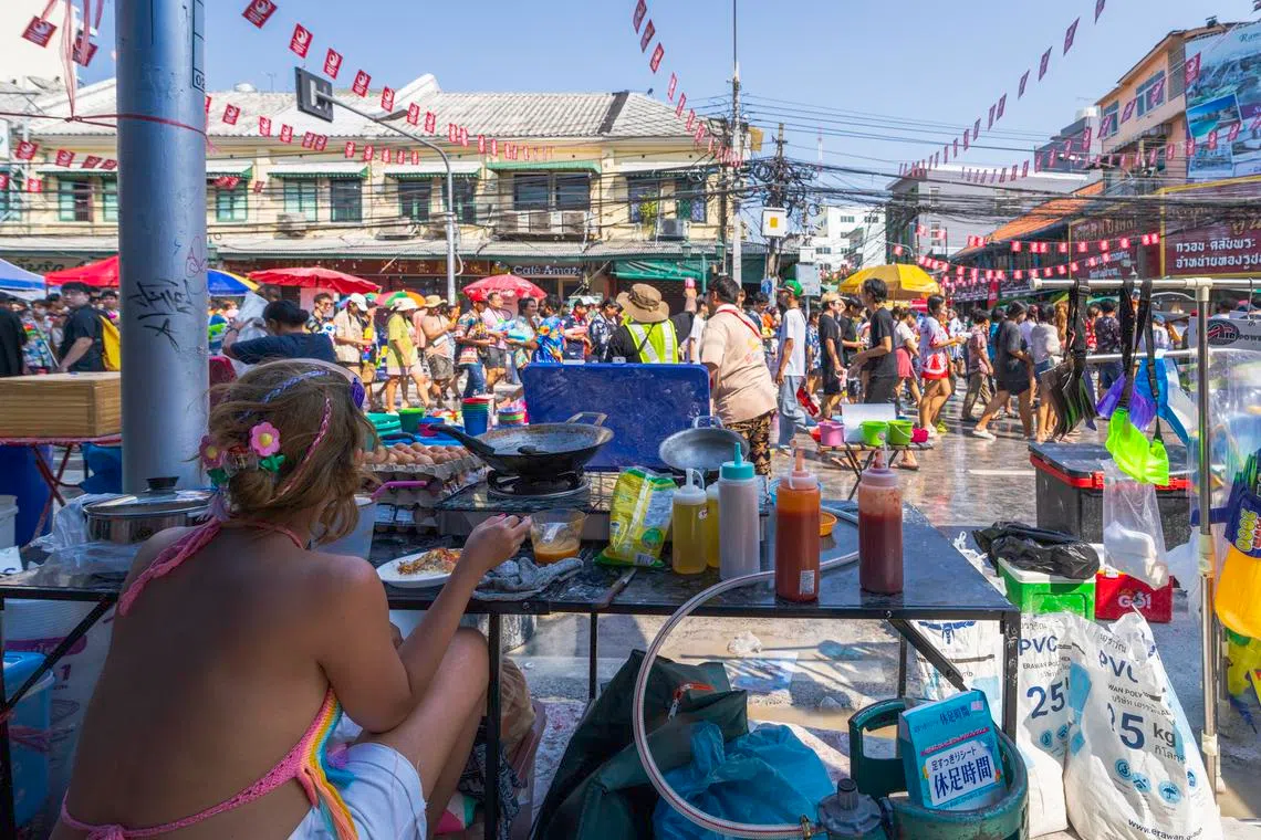 泼水节期间，摊贩如常营业。（蔡光发摄）