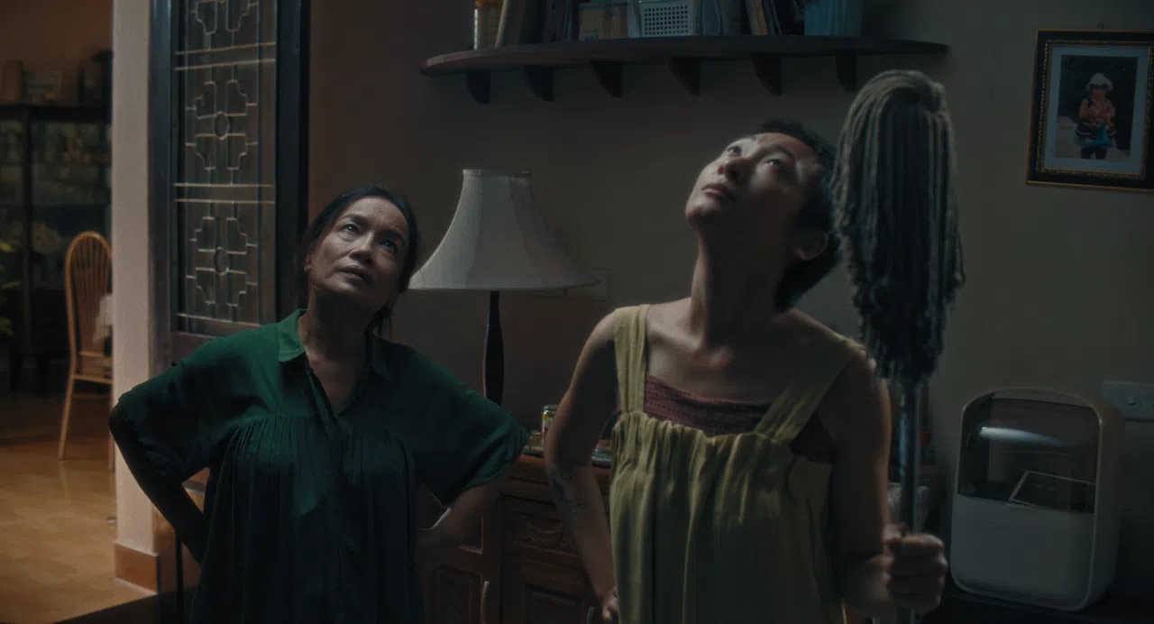 越南演员Le Tu Oanh（左）和Nguyen Nam Linh扮演母女，两人片中被天花板的漏水问题所困。（嘉华院线提供）