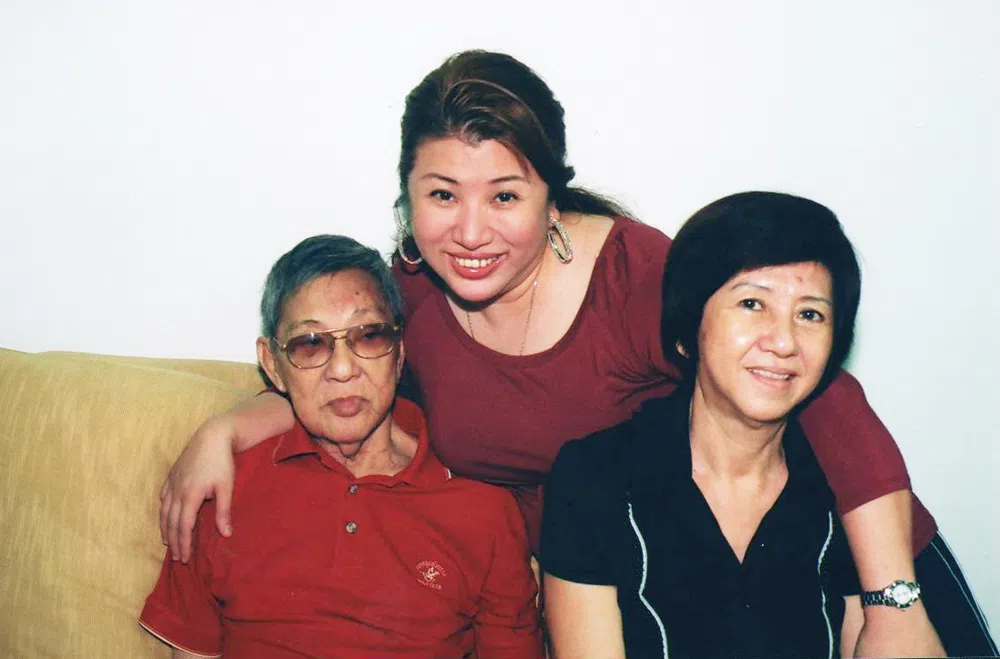 刘玲玲（中）与父母合照。（档案照）