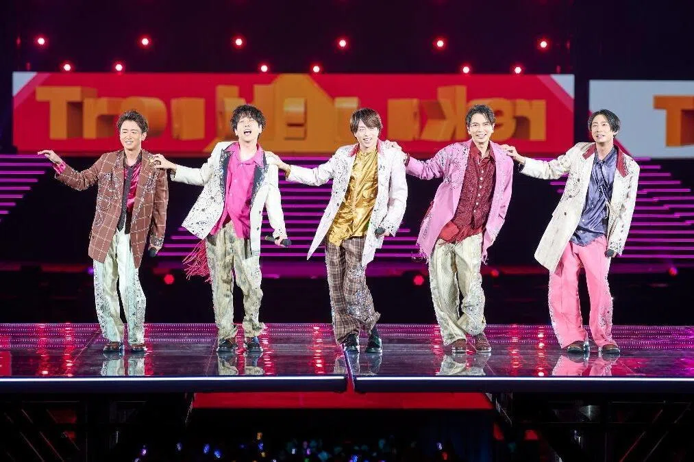 日本男团岚（Arashi）的五名成员大野智（Satoshi Ohno）、松本润（Jun Matsumoto）、二宫和也（Kazunari Ninomiya）、樱井翔（Sho Sakurai）及相叶雅纪（Masaki Aiba），2025年宣布解散并举行最后一次巡回演唱会“We are Arashi”。