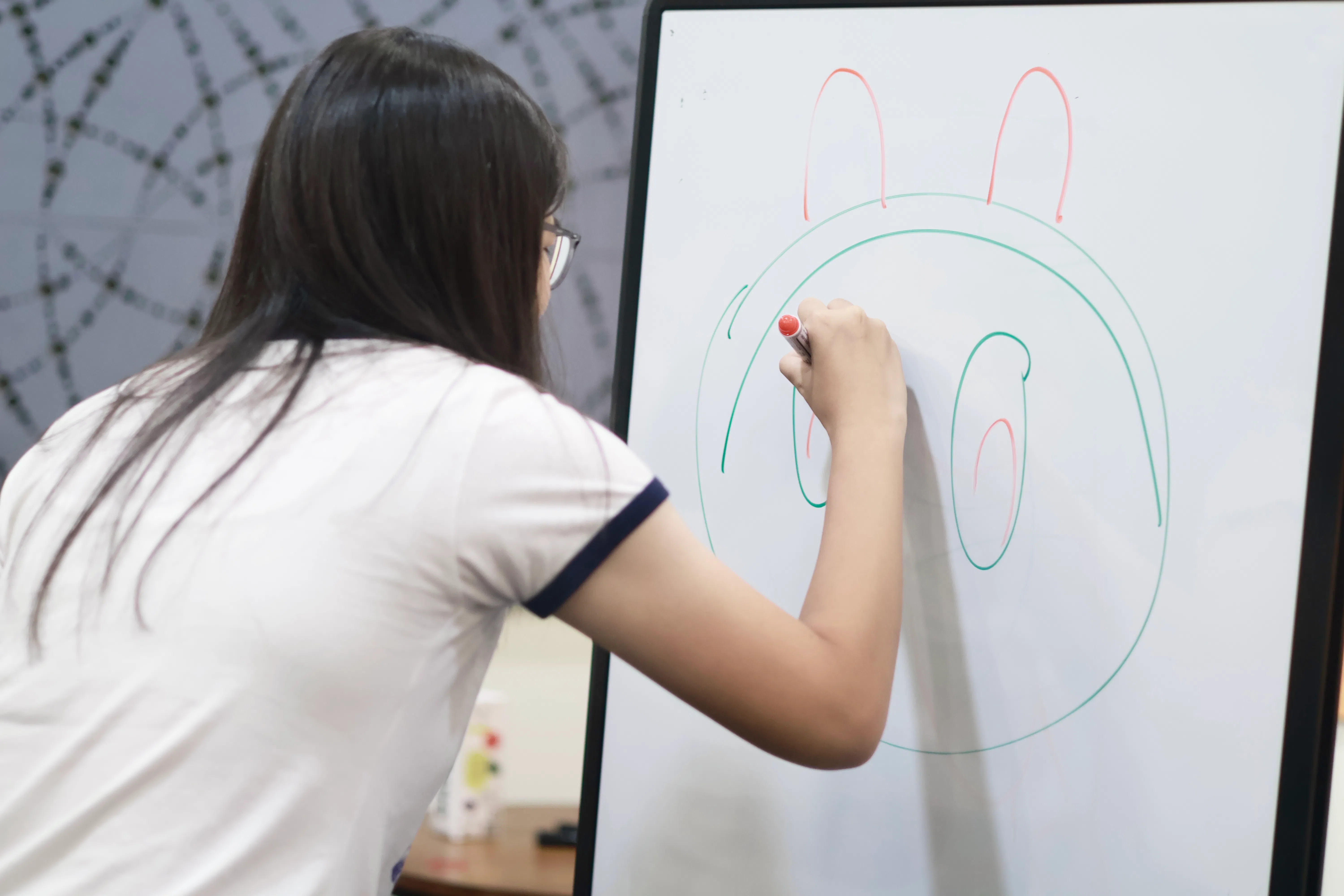 新鹰在认真地听同伴的解说画出图案。（学生通讯员马倪静摄）