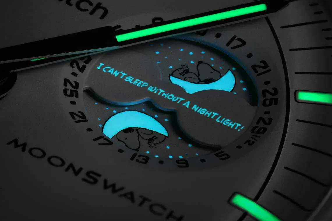 月相遮板和月相底盘上隐含“Snoopy”连环漫画中的经典台词，在紫外光下显现。（斯沃琪提供）