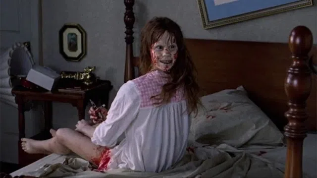 《驱魔人》的恐怖一幕，当年吓坏不少观众。（互联网）