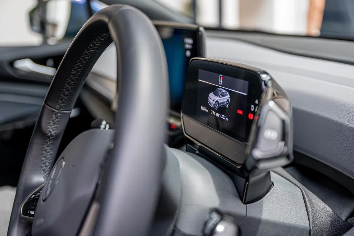 驱动选择器位于仪表组右侧的旋转开关上，向上向下转就可以操控车子的停停走走。（车商提供）