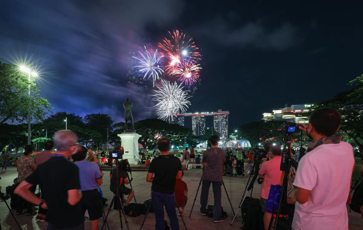   今年的烟花贯穿整个典礼的表演，让等候在亚洲文明博物馆的民众和摄影爱好者享受了一场视觉飨宴。（林泽锐摄）