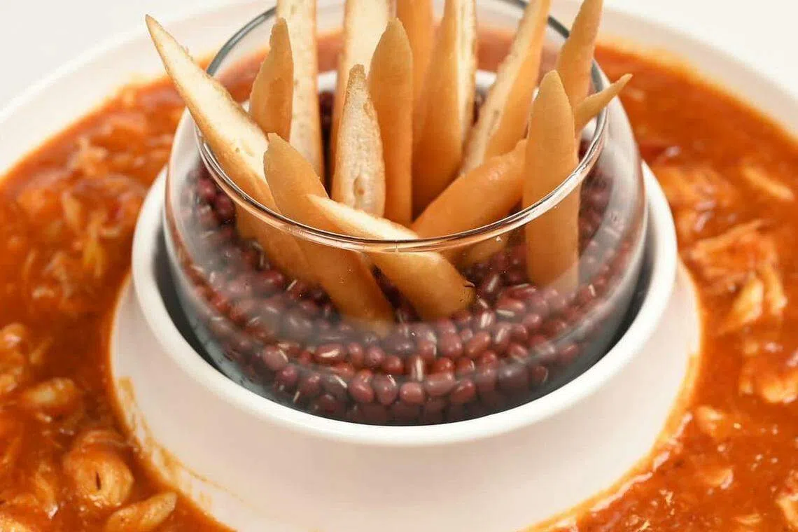 辣椒螃蟹配手指馒头将馒头制成“手指”形状，让食客直接沾着辣椒螃蟹酱汁和蟹肉享用。（餐馆提供）