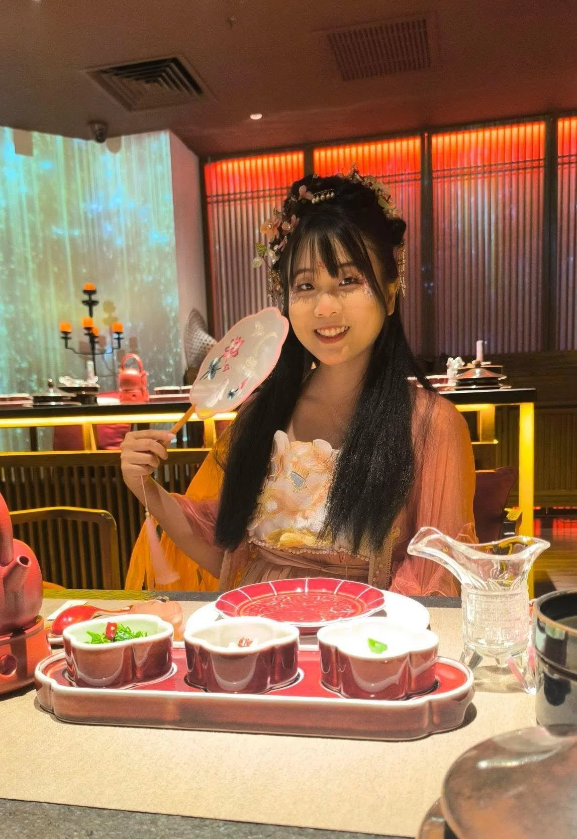 吴嘉仪（不在图中）的朋友谢向俄在上海体验宫廷宴席，餐馆提供表演和餐食的英译介绍，让英语好过华语的谢向俄感到贴心。（受访者提供）