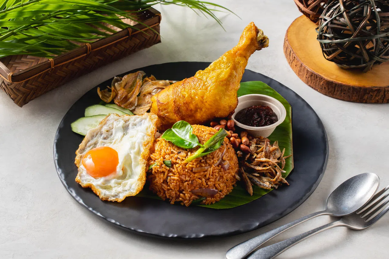 Chef Bob对椰浆饭的现代诠释，将椰浆饭与炒饭结合成“椰浆炒饭”（Nasi Lemak Goreng），搭配炸鸡、煎蛋、花生江鱼仔，以及自制参峇酱。（餐馆提供）