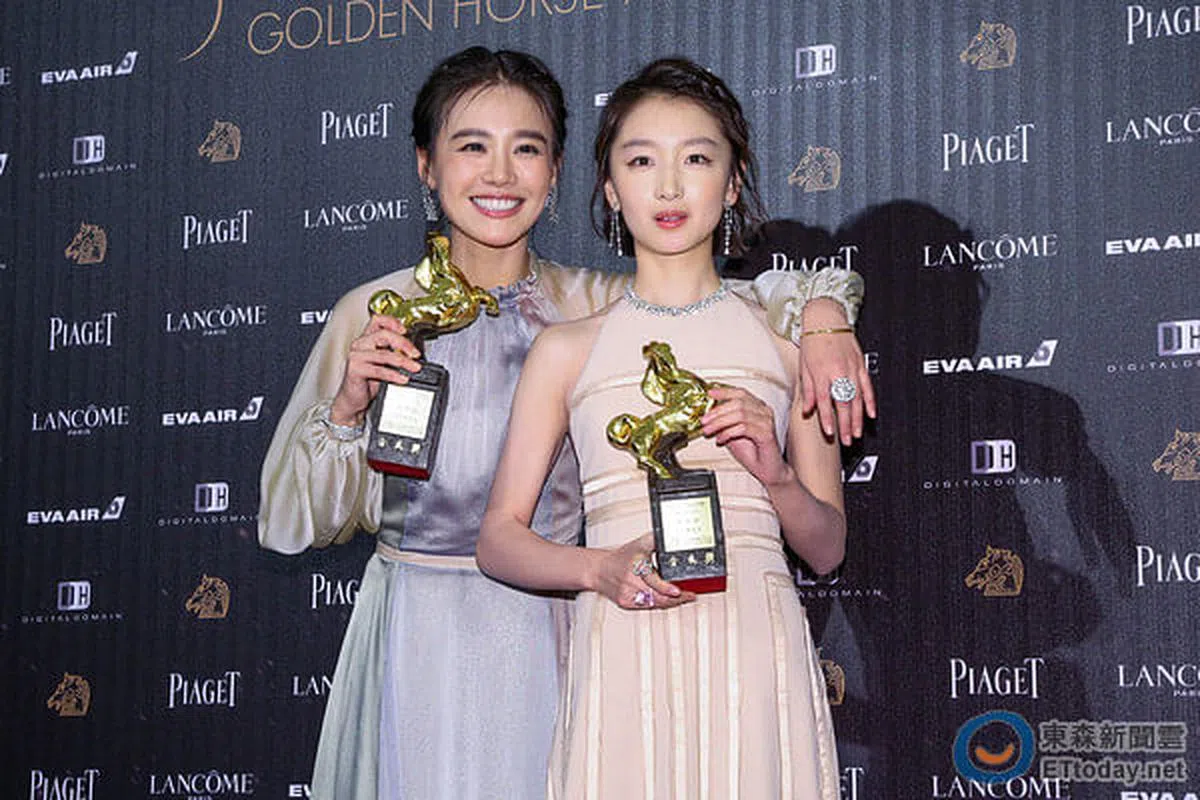 《七月与安生》让两位主演马思纯（左）和周冬雨夺下最佳女主角奖。（图/互联网）