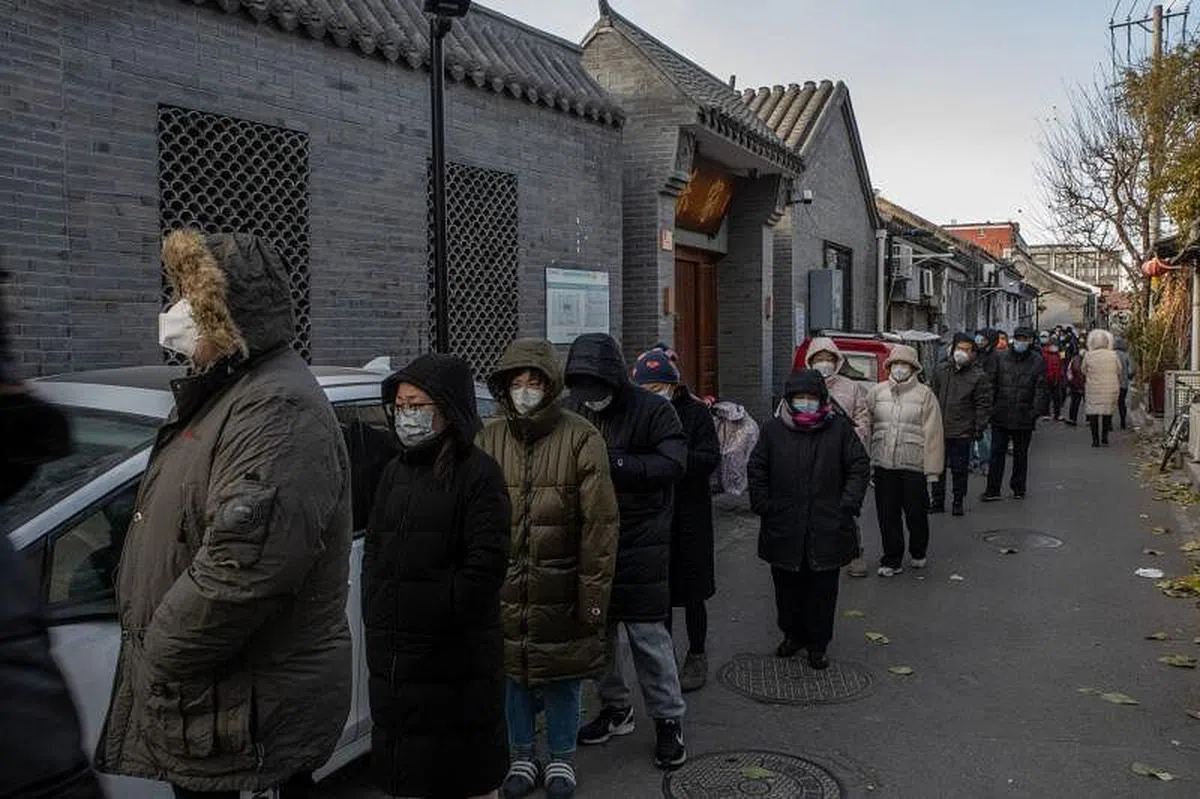 北京市民星期二在排队等待进行核酸检测。（彭博社）