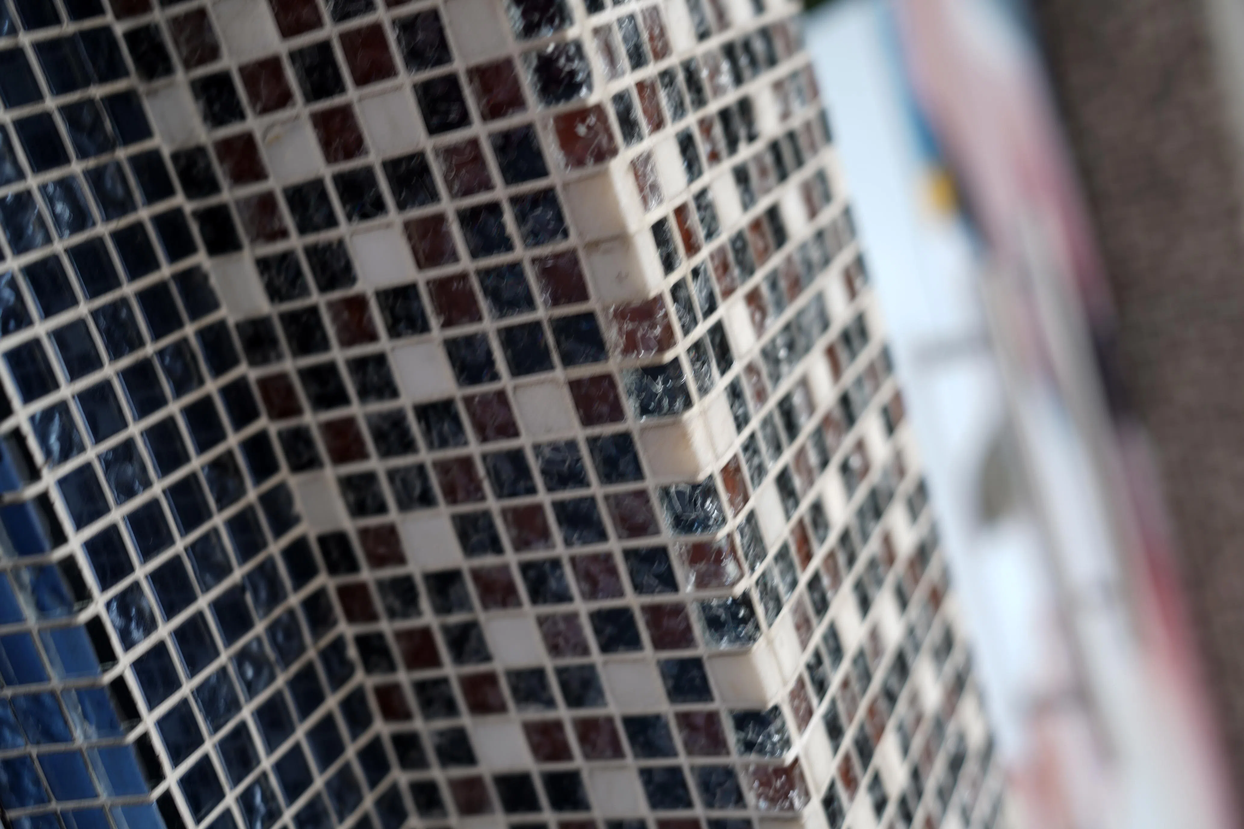 颜色对比分明的小瓷砖，独显风姿。（实龙岗路）