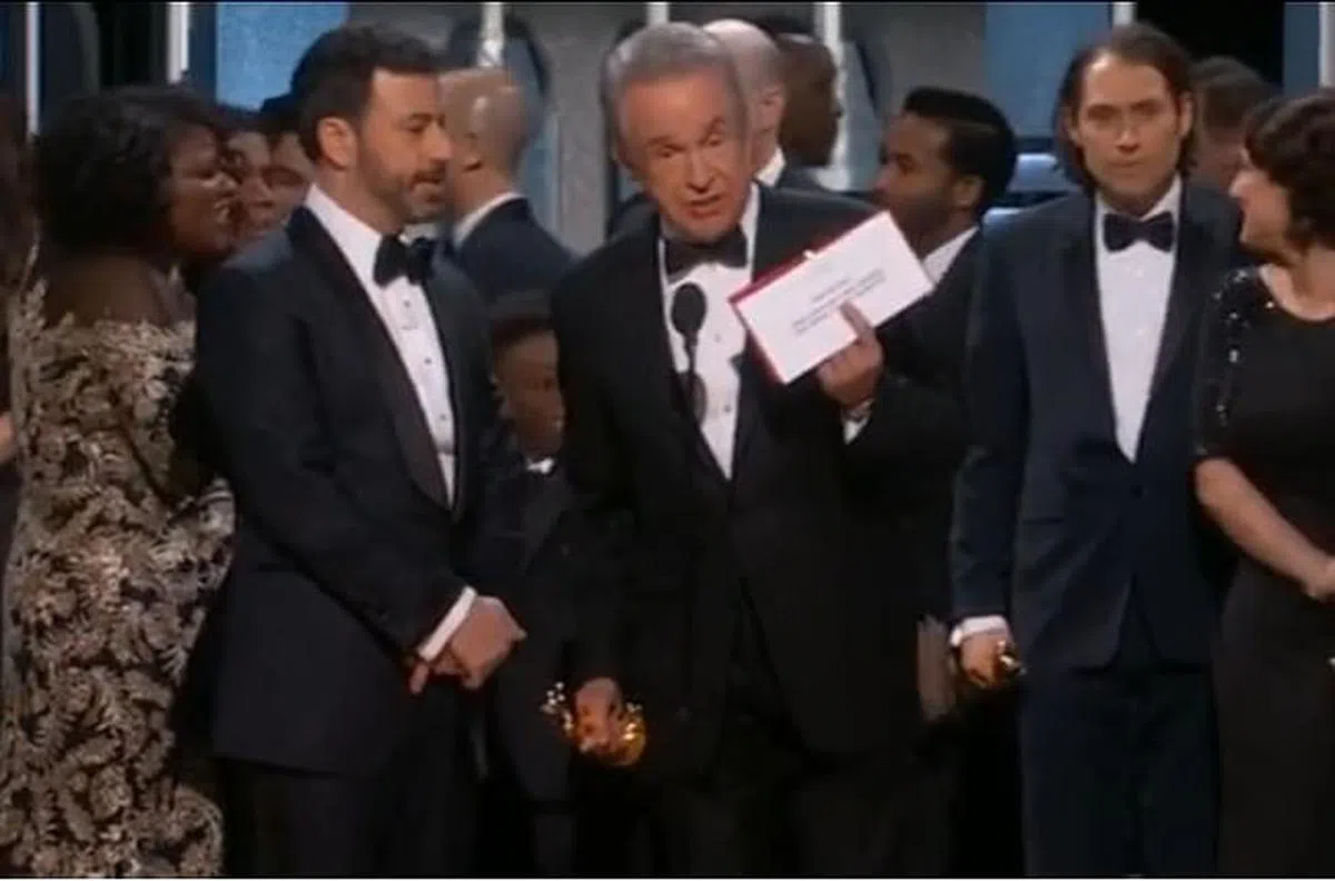 2017年奥斯卡颁奖人Warren Beatty（中）拿错信封颁错了“最佳影片”奖。（互联网）