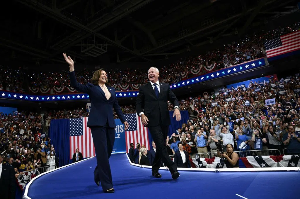 首次与哈里斯搭档同台 沃尔兹猛讥特朗普“奇怪”挑战万斯辩论