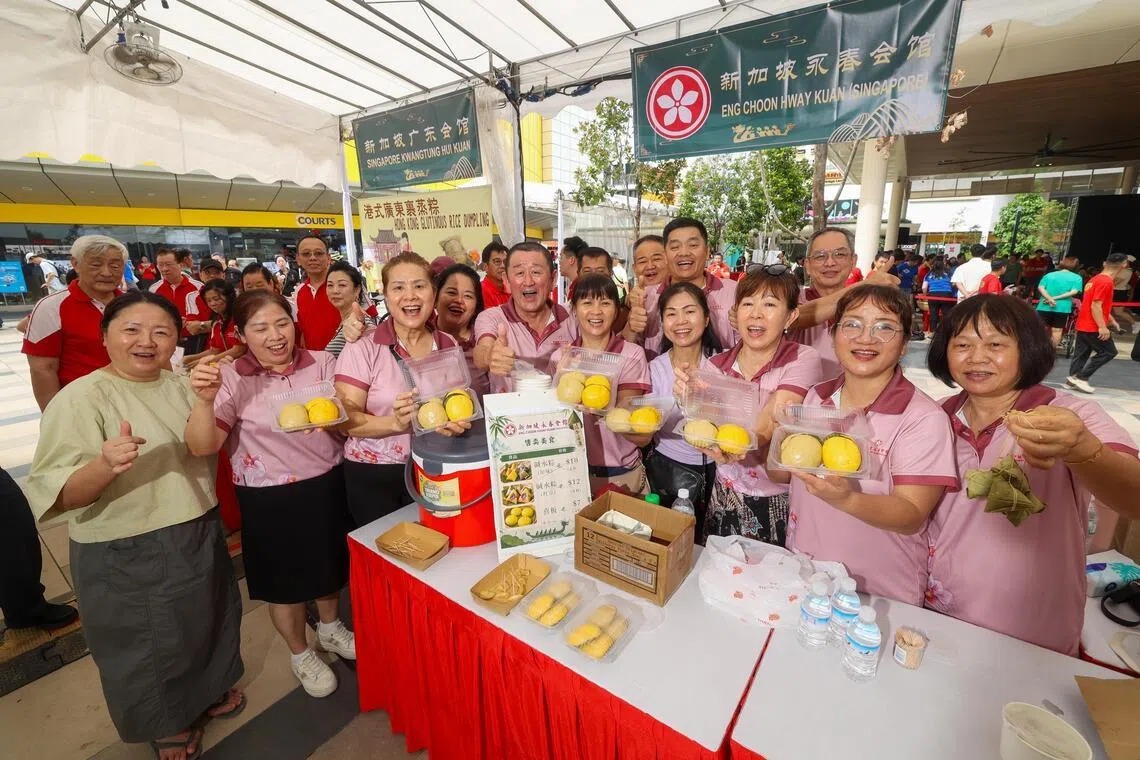 今年嘉年华的美食市集有14个宗乡和社区团体参与，其中永春会馆准备的约500个手工碱水粽，开售仅一个半小时就销售一空。（吴先邦摄）