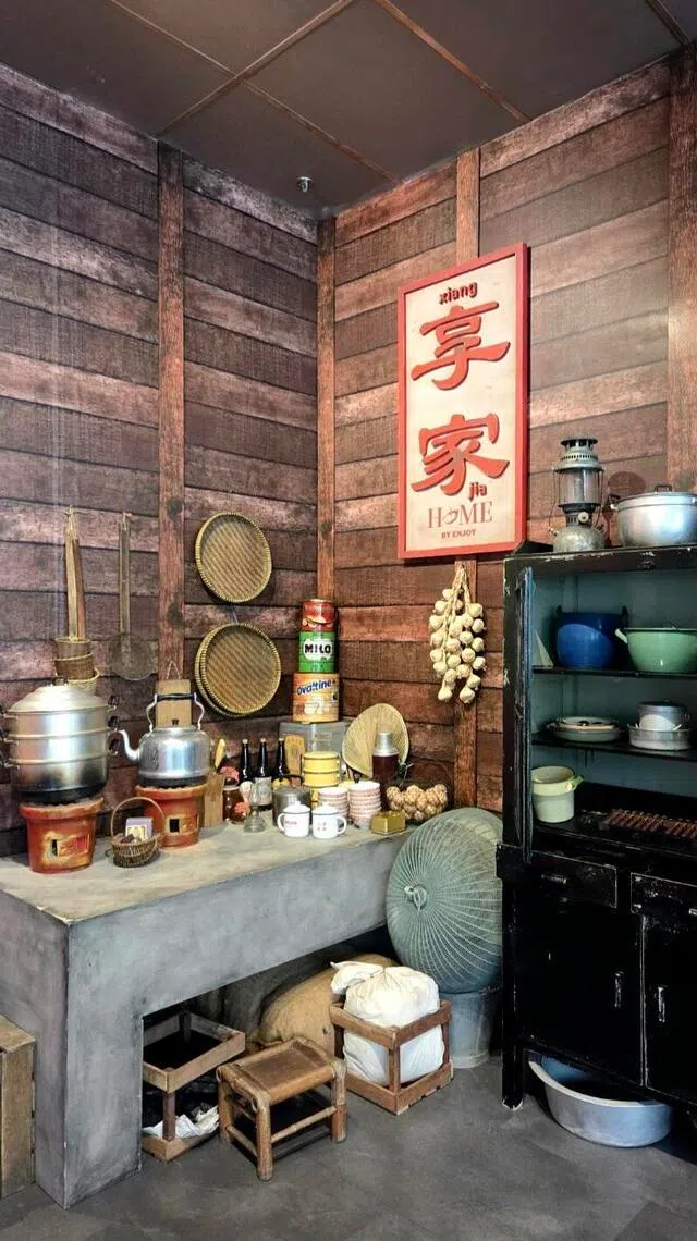 餐馆内有多个怀旧角落，摆放梁志强执导电影用的道具，供食客拍照打卡。（陈爱薇摄）