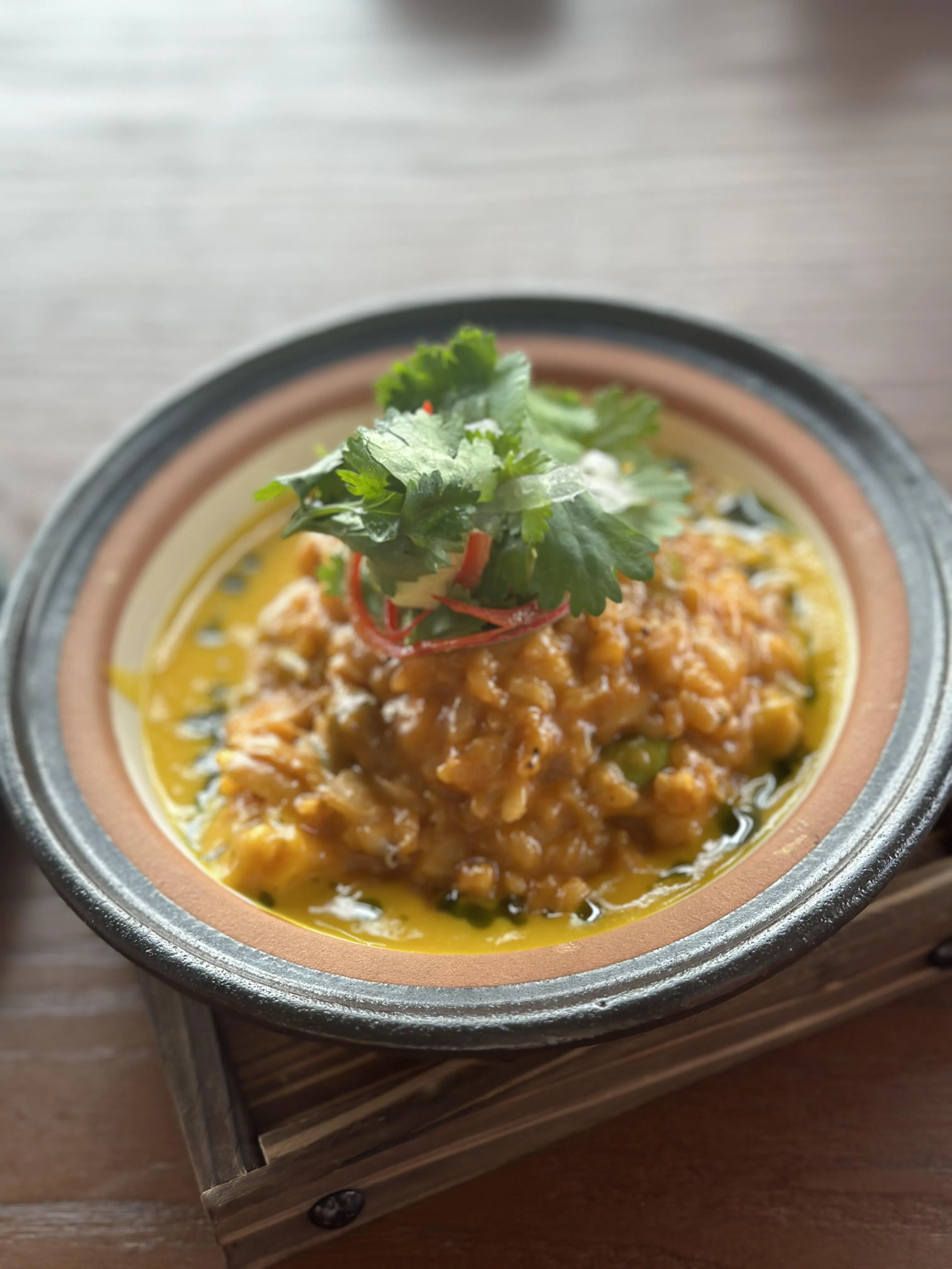 海鲜砂锅饭（seafood cazuela rice）搭配丰富海鲜如：鲜虾、鱿鱼、鳕鱼、带子和八爪鱼等，滋味浓郁。　　（叶晓虹摄）