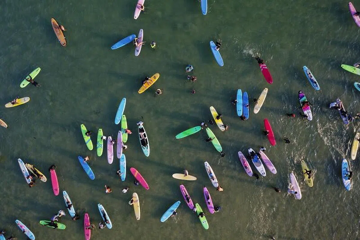 许多游客7月29日在海南三亚蜈支洲岛的海面上漂浮。（欧新社） 