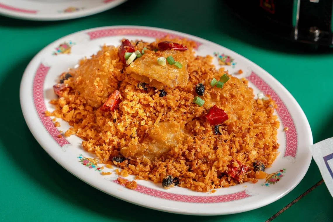 “嘻记”的避风塘炒鲍鱼以蒜蓉、葱段、辣椒和豆豉翻炒，十分下饭。（餐馆提供）