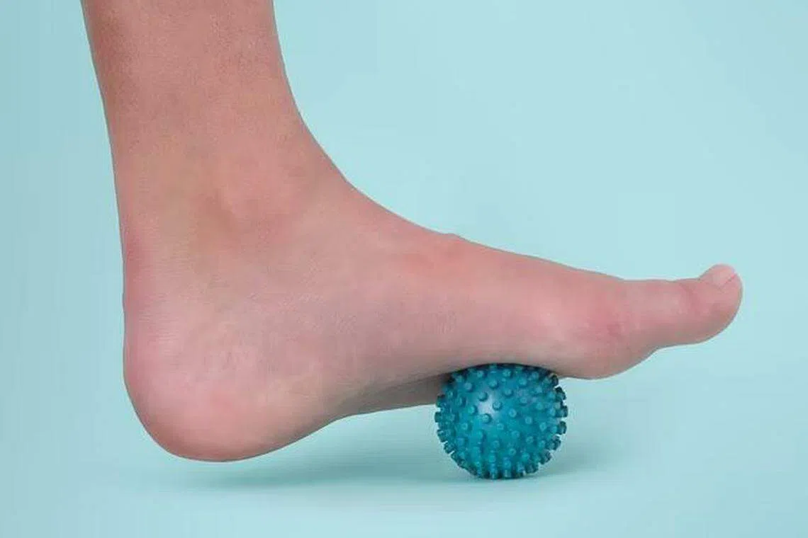 工作时，可把按摩球置于脚底按摩穴位。（商家提供）
