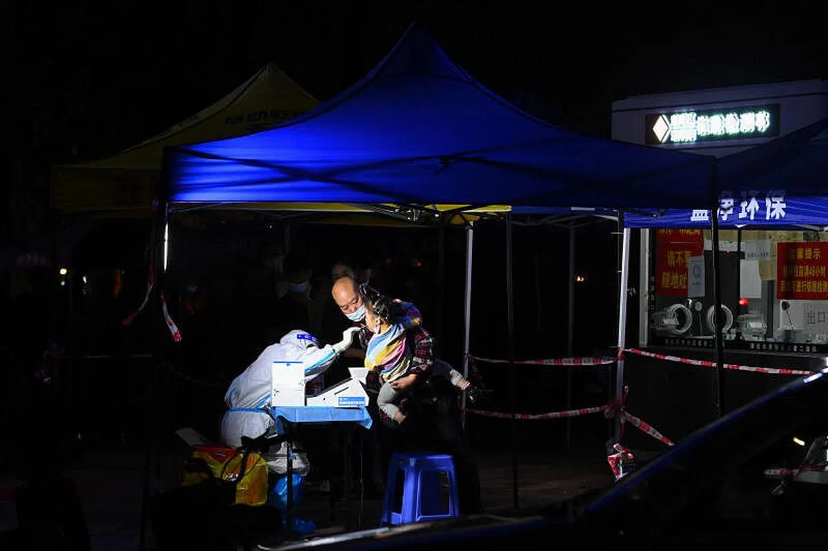 广州市海珠区市民11月7日在江海街道一核酸检测做核酸检测。（中新社）