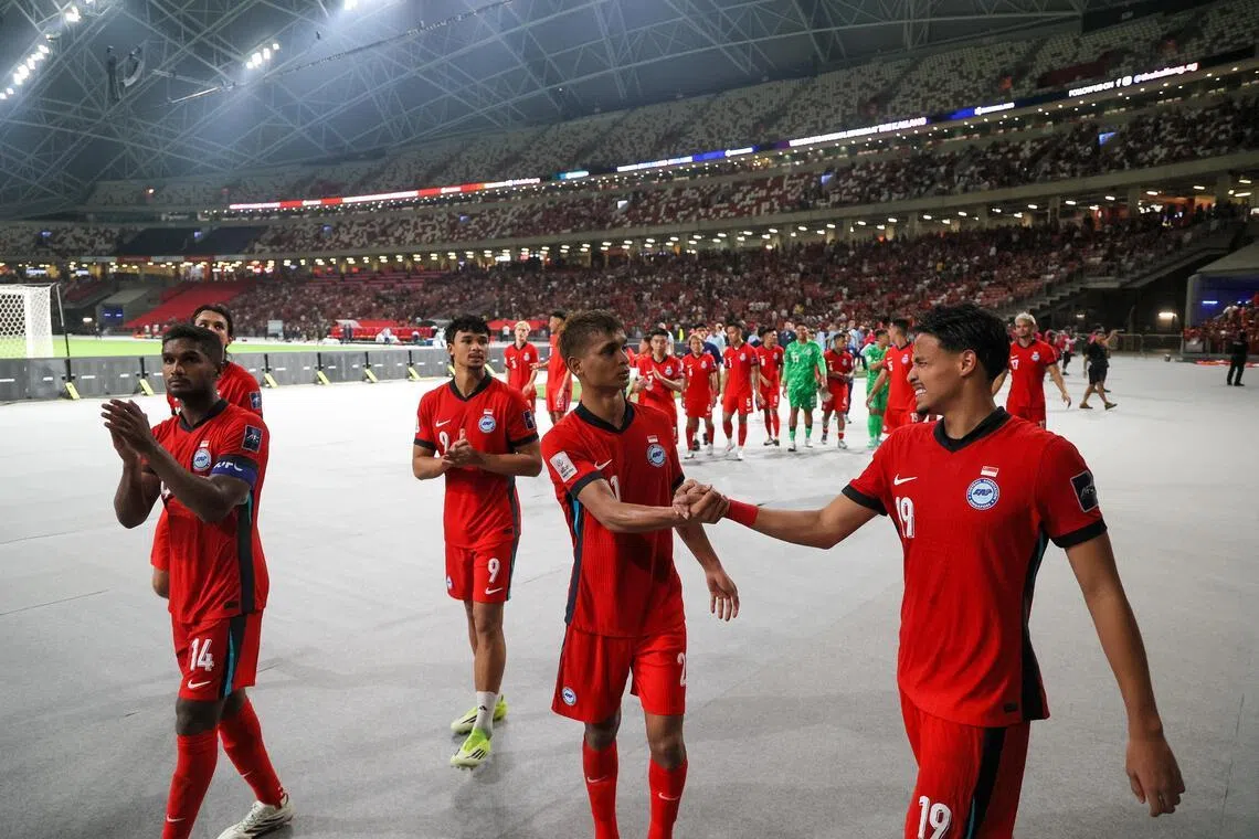 雄狮的球员在赛后，绕场感谢球迷到场支持新加坡国家队。（张俊杰摄）