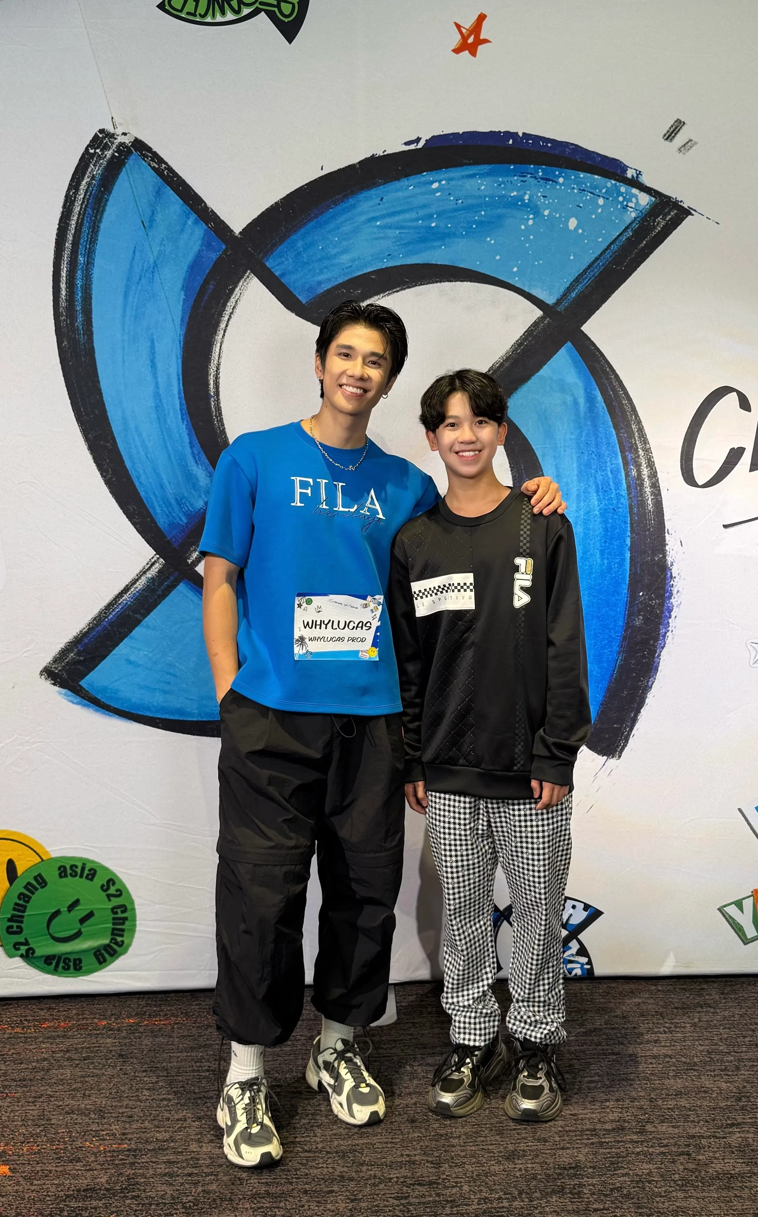 谢淮聿（右）和黄宏溢一起拍摄短视频，也一起挑战猜歌名游戏。（受访者提供）