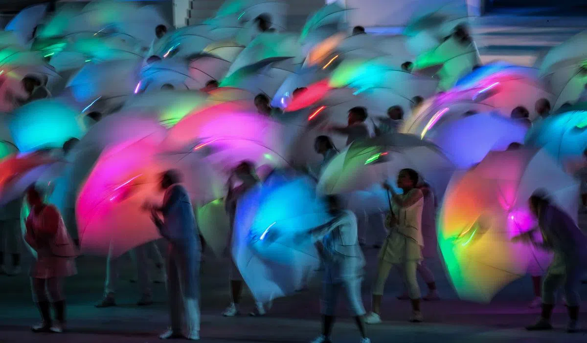 演出环节第四幕的表演者使用变色雨伞，表达我国在风雨中勇敢战胜困难的决心。（严宣融摄）