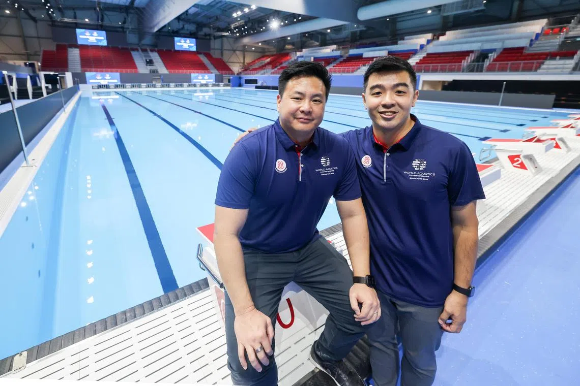 新加坡全国奥理会秘书长兼赛事组委会联合主席蔡荣俊（左）与世锦馆主管张家骏一同出席了世锦馆的媒体开放日。（陈斌勤摄）