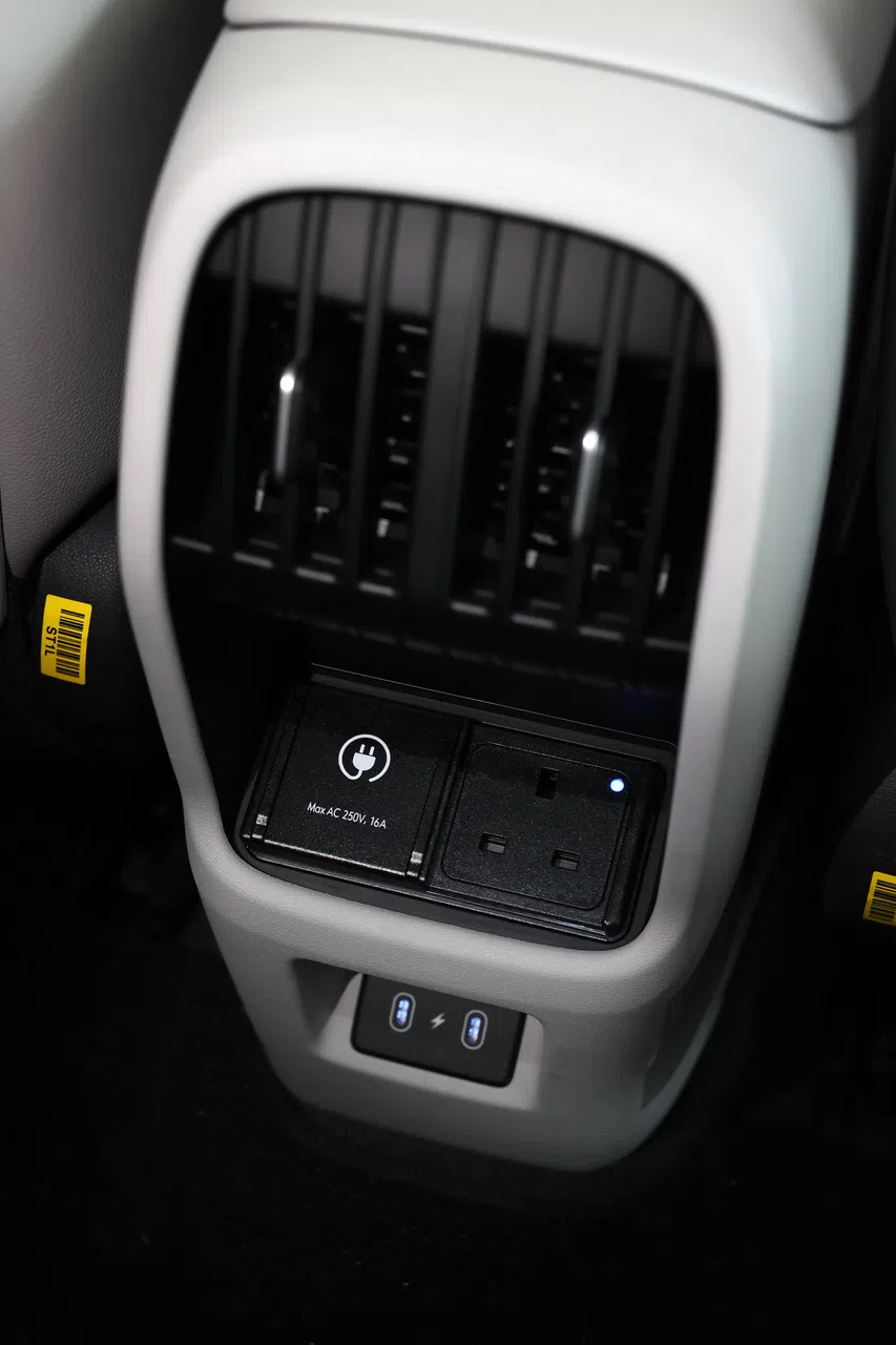后座区配备一个V2L电插座，方便乘客使用电子设备或充电。（龙国雄摄）