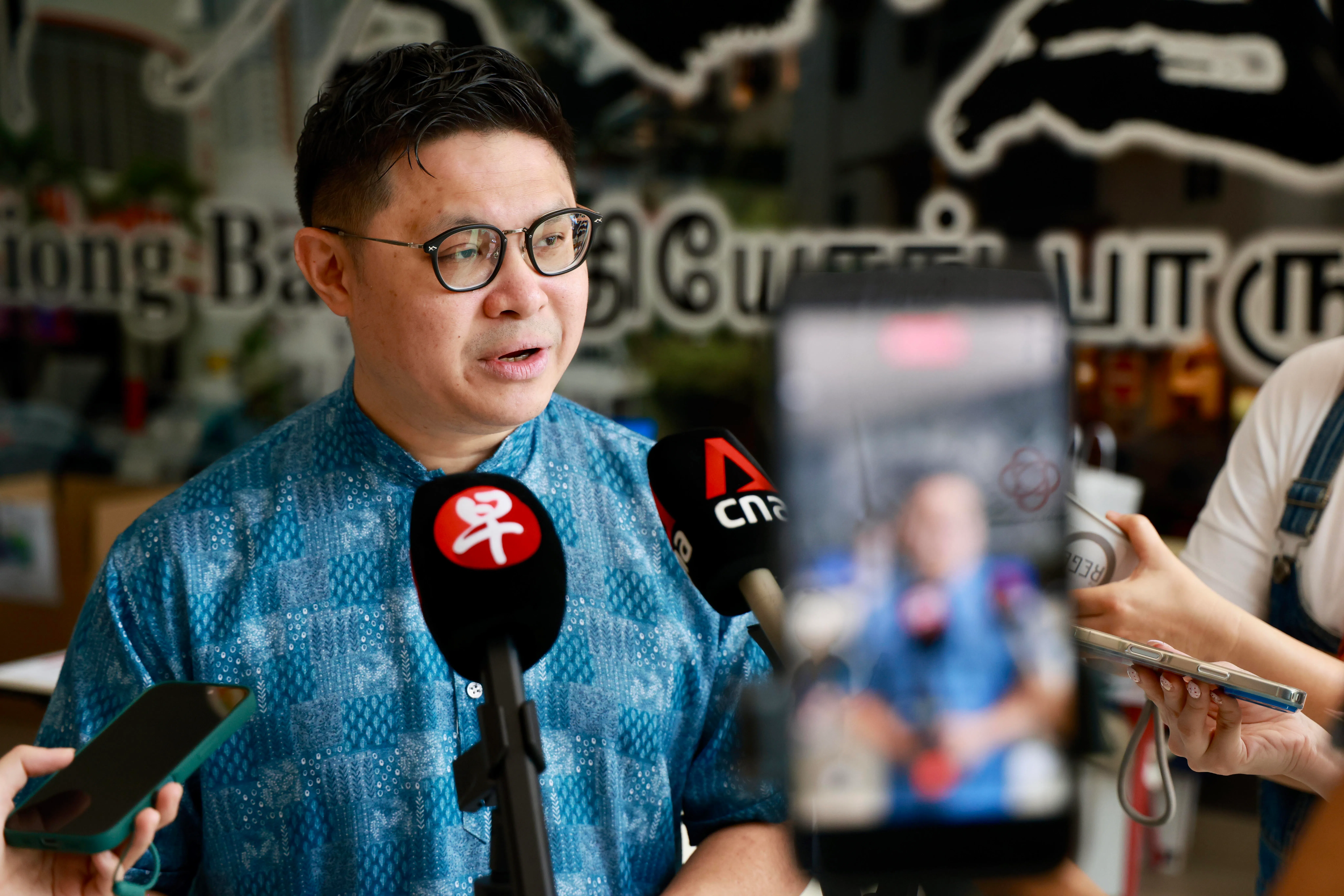 负责中峇鲁事务的丹戎巴葛集选区议员符策翔现身回收活动。他说，蓝色回收箱并非即日起全部撤走，而是在活动首日后数天内陆续移走。他们将密切观察原本摆放回收箱的地点的后续情况。（陈斌勤摄）