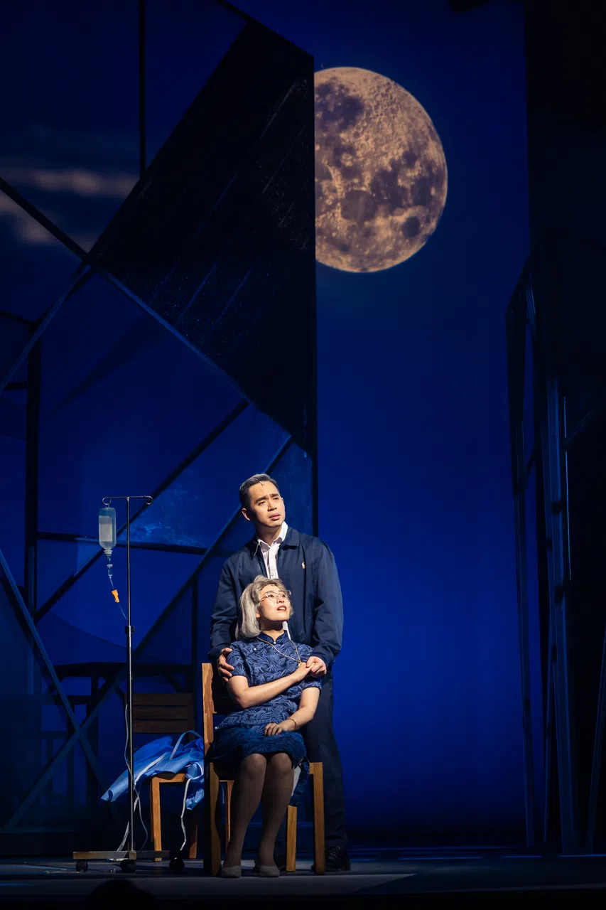 音乐剧《城里的月光》由温伟文（站者）和杨梓艺搭档饰演建国总理伉俪。（Poh Yu Khing摄／TOY肥料厂提供）