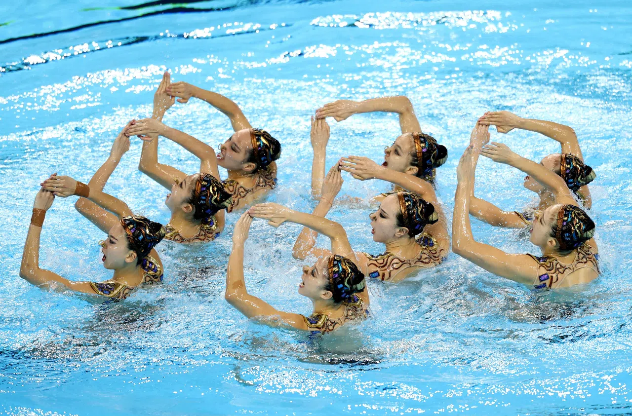 中国队在上午进行的集体技巧自选预赛以头名晋级。（路透社）