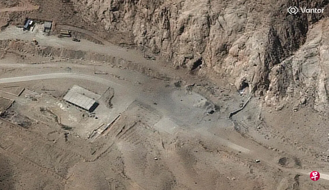 Image 16: 由Vantor公司提供的卫星图片显示，3月8日遭遇空袭后，伊朗中部伊斯法罕导弹综合体隧道入口处的变化。 （法新社）