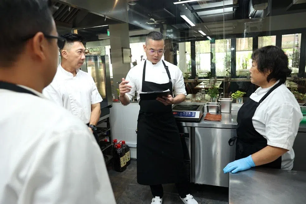 过去一年，突破樟宜村法国餐馆主厨张德同（左三）已培训了八名学员。未来，他将在空间更大、设备更完善的中央厨房继续承担培训工作。（突破宣道之家提供）