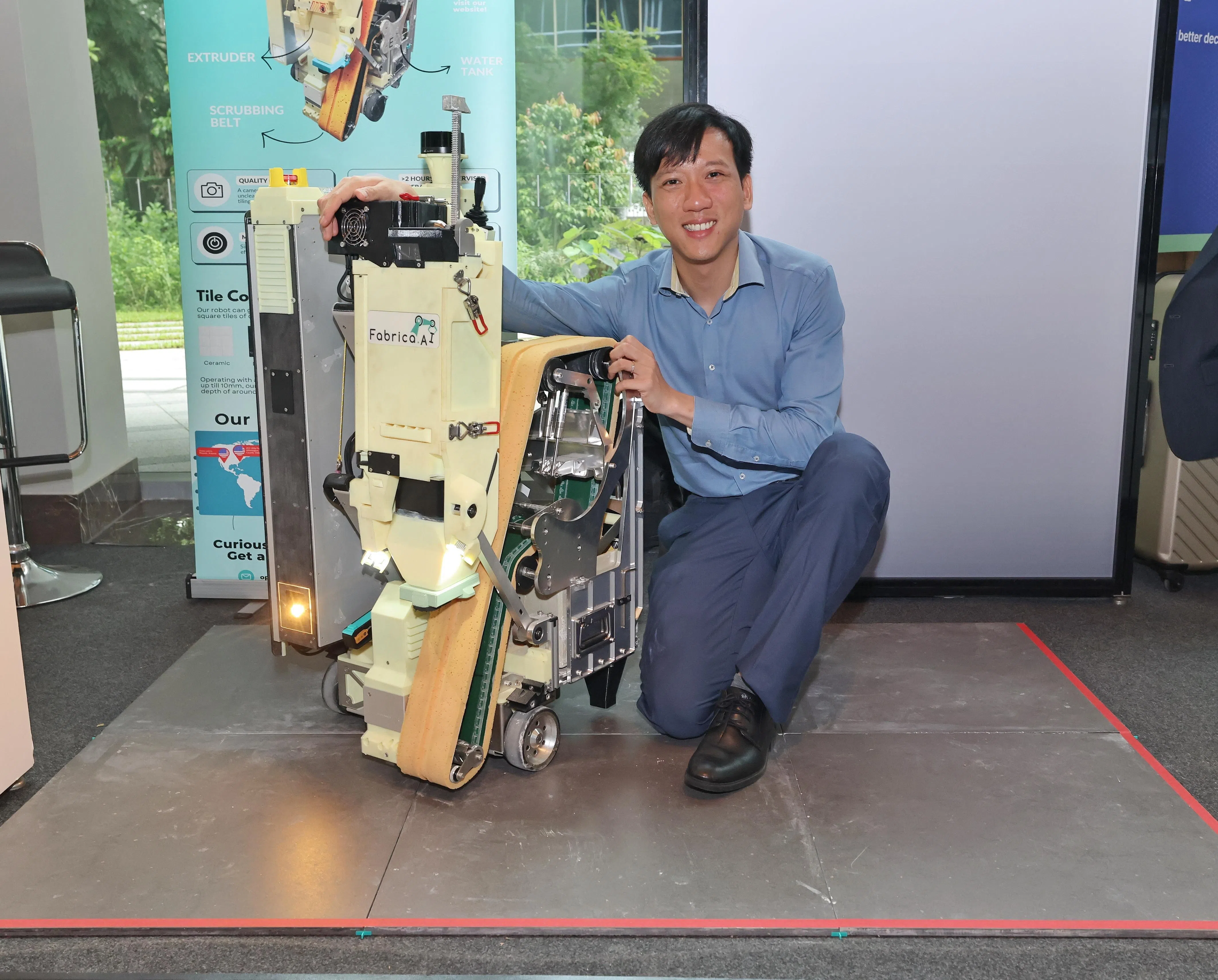 Fabrica Robotics创办人兼总裁张智渊说，传统瓷砖填缝工作劳动强度高，工人须长时间跪地弯腰，逐一填补砖缝。公司因此研发自动填缝机器人，让工人只须调配并装入填缝材料和清水，再按下启动键，施工效果比一般人工水平更高。（唐家鸿摄）