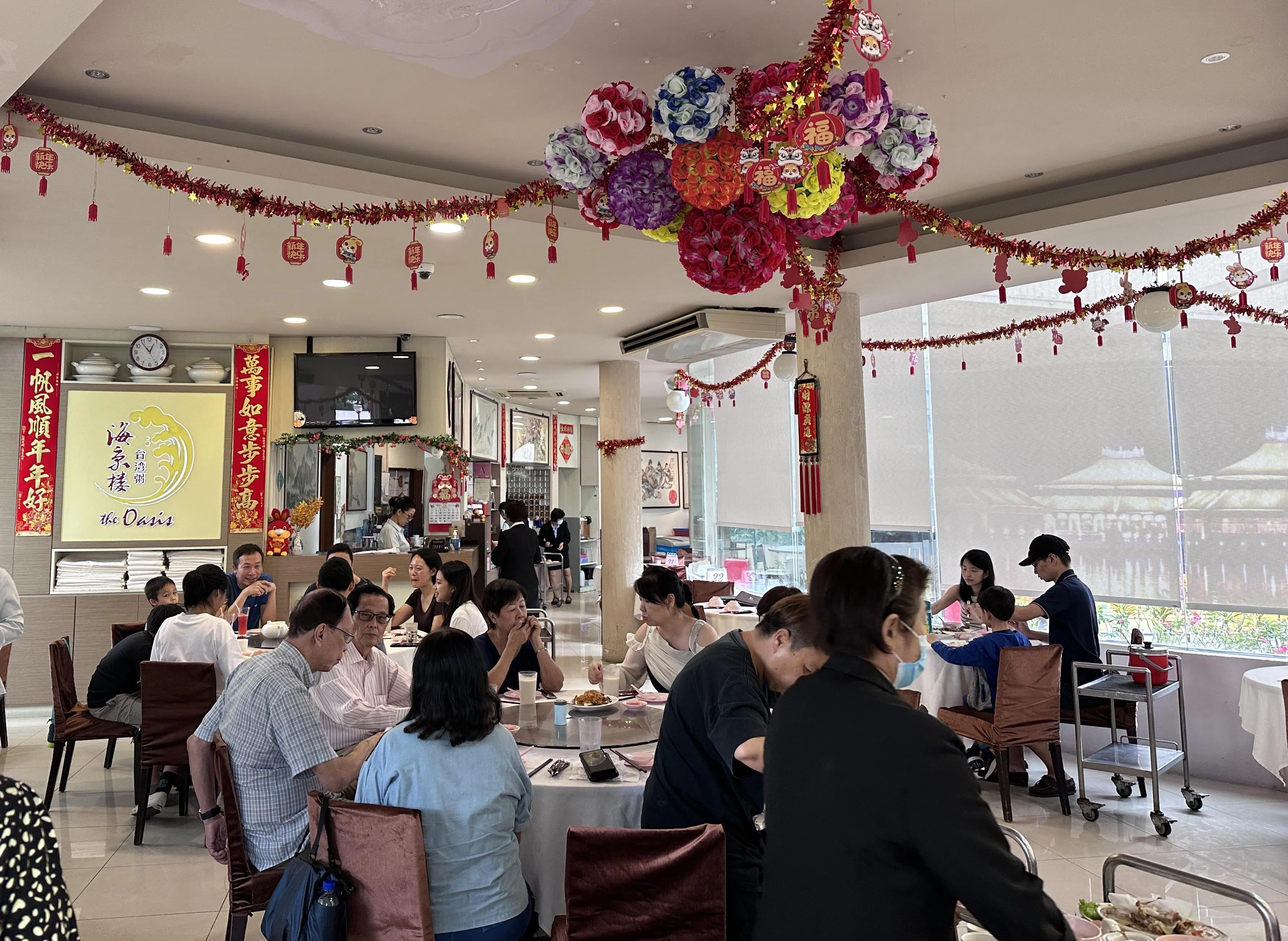 海京楼老顾客多，每逢用餐时间几乎高朋满座 。（陈佳怡摄）