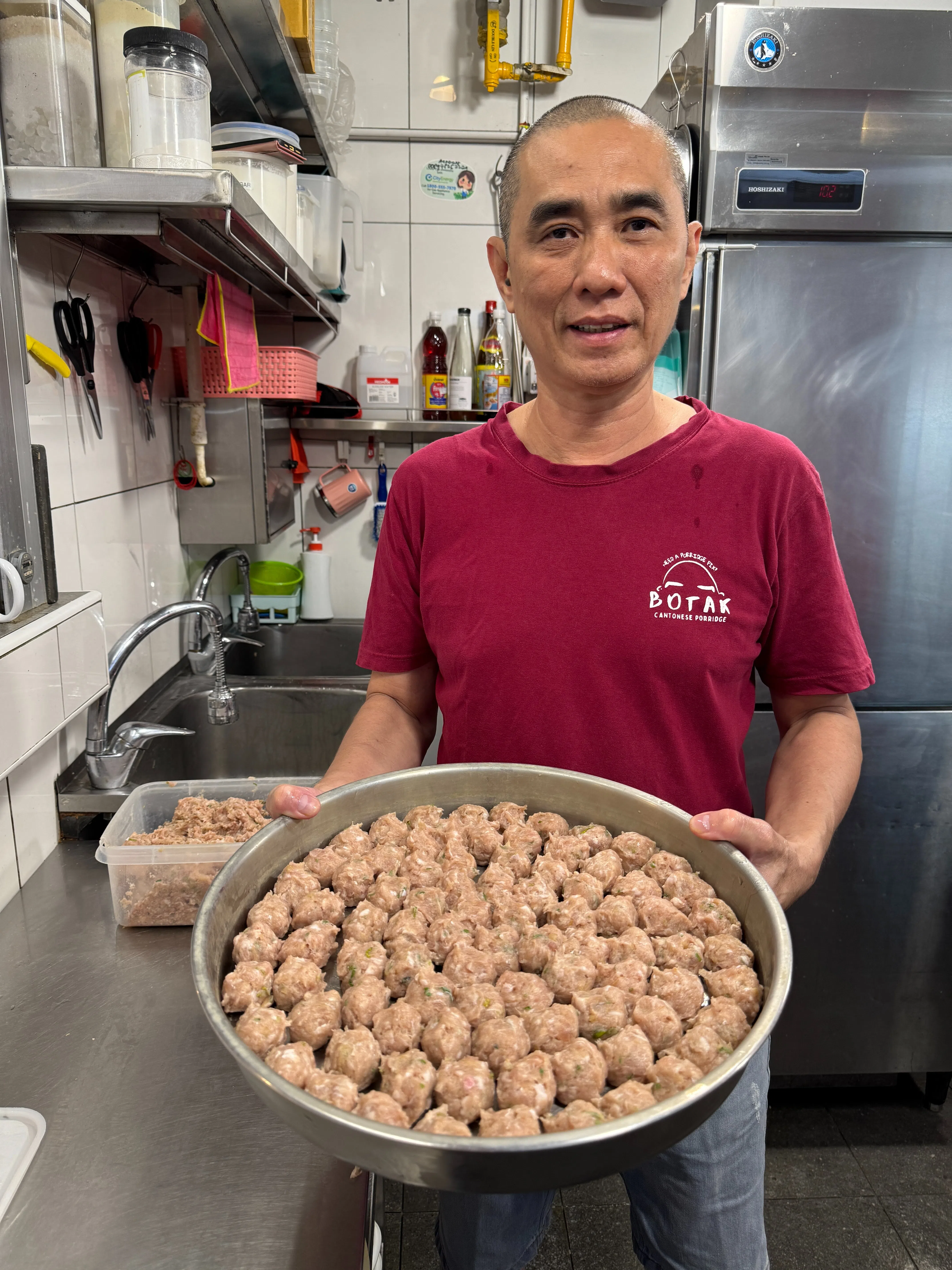 老板吴育源每天手打肉丸，一做就是600到1000个。（翁铭芯摄）