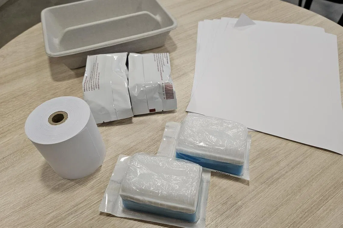 小组检讨白内障手术过程后，决定削减使用指甲刷等即用即丢用品，也避免打印记录病人资料的贴纸。（廖慧婷摄）