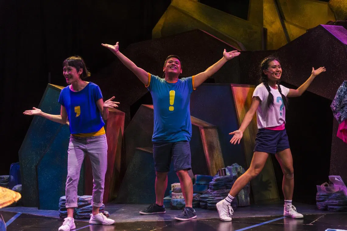 亲子音乐剧《小问号和探险家》，让总是在寻找答案的小问号、和事佬小逗号与急性子的感叹号，用音乐“说”故事。（实践剧场提供／Tuckys Photography摄）