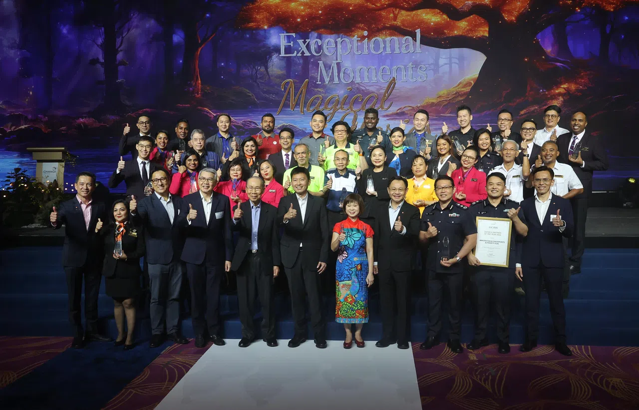 交通部常任秘书刘笔明（左三起）、樟宜机场集团副主席林明彦、集团主席陈义辅、交通部长兼财政部第二部长徐芳达、交通部兼永续发展与环境部高级政务部长许连碹博士，以及集团总裁任锦荣，同今年樟宜机场年度卓越服务奖的获奖者合影。（唐家鸿摄）
