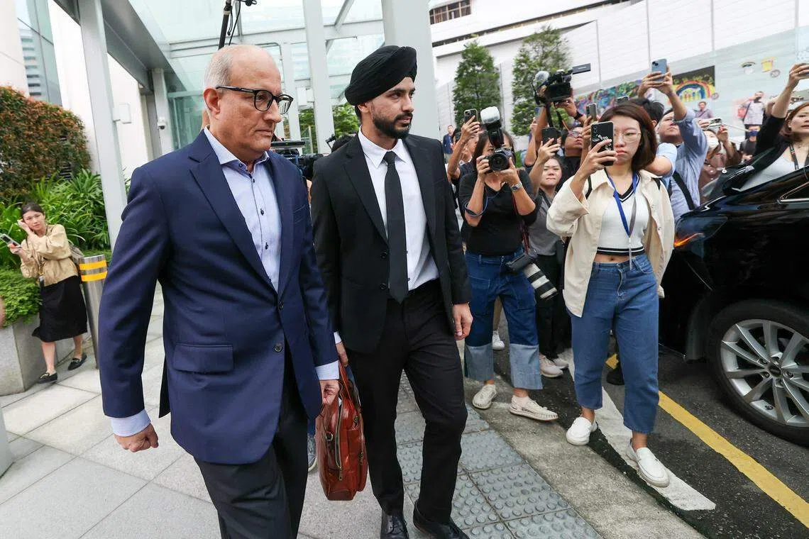 易华仁星期四（1月18日）早上约9时25分离开国家法院，庭外约有30名媒体记者等候。（陈斌勤摄）