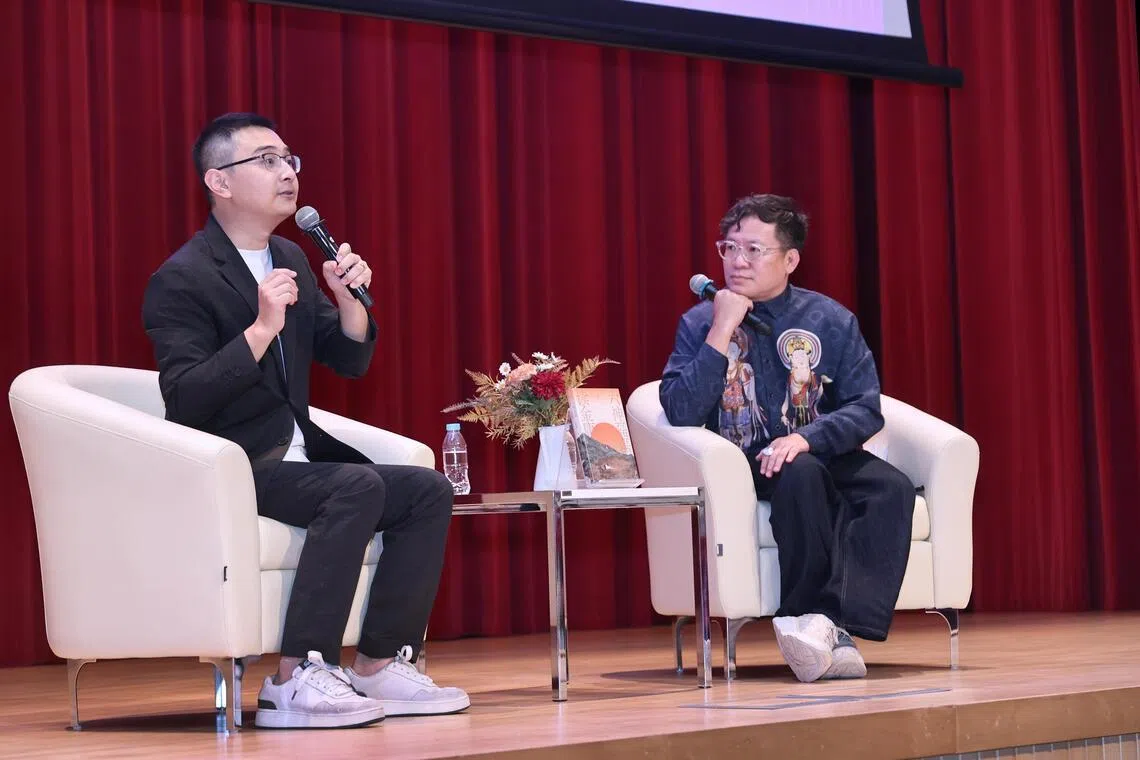 自媒体创作者六神磊磊（左起）和读者观众分享，如何在字里行间趣读金庸，活动由《联合早报》高级资深记者林方伟主持。（周国威摄）
