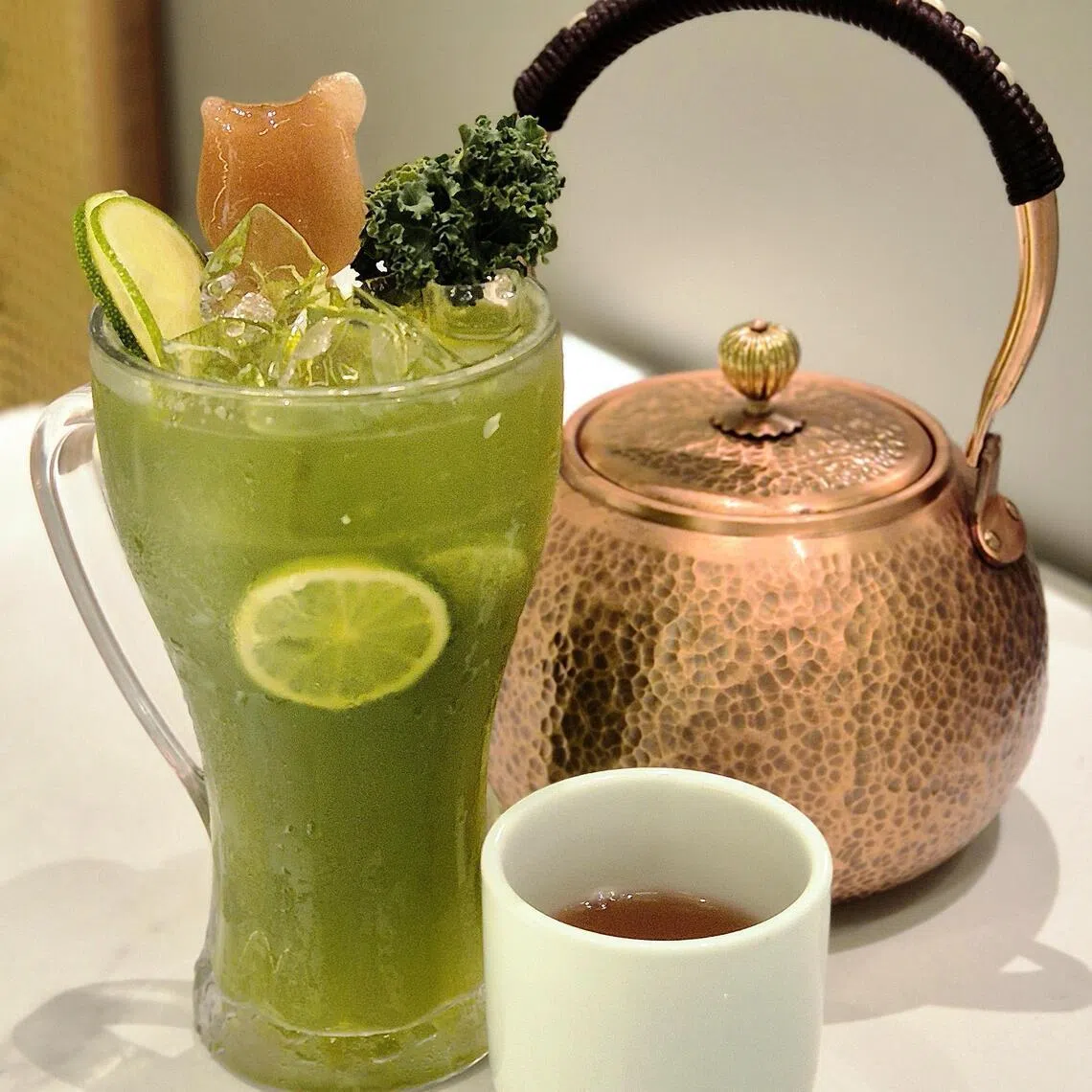 “绿茶”的小熊造型冰块茶饮和热茶很实惠。（陈爱薇摄）