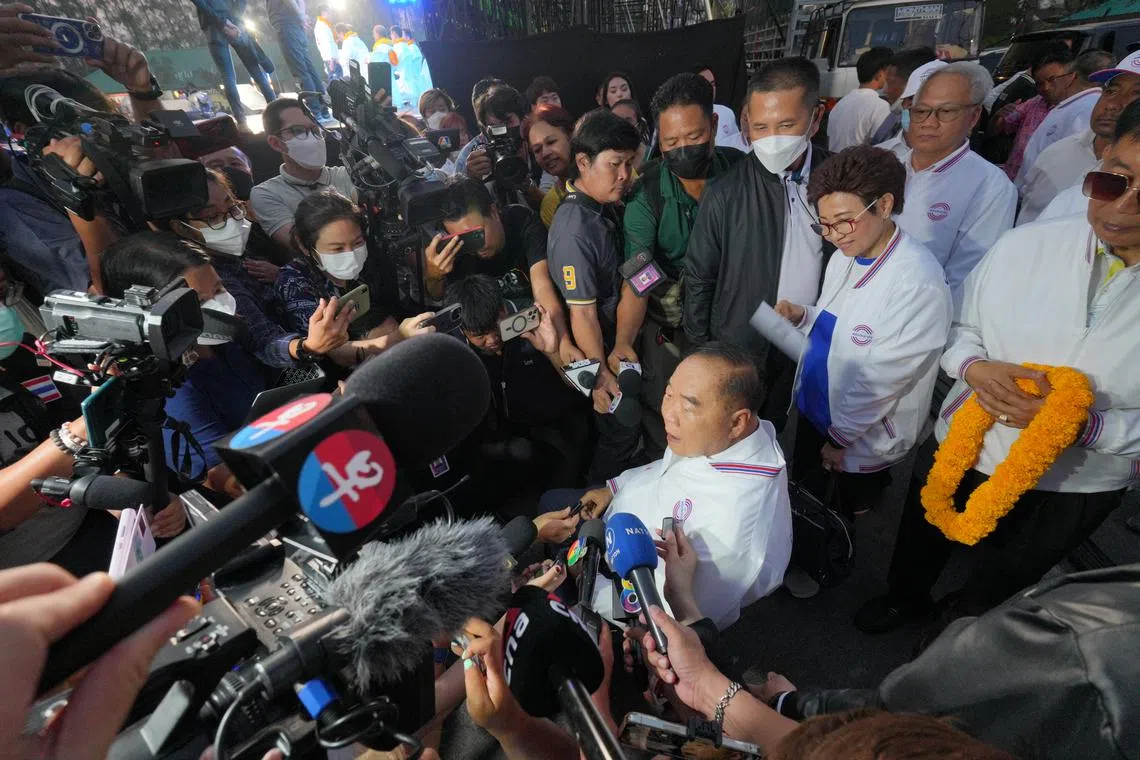 泰国亲军方的公民力量党党魁巴维（中）与为泰党创始人达信家族关系紧张，他曾两次帮助推翻达信家族领导的政府。图为2023年泰国大选竞选期间，时为看守副首相的巴维参加群众大会后接受记者采访。（档案照片）