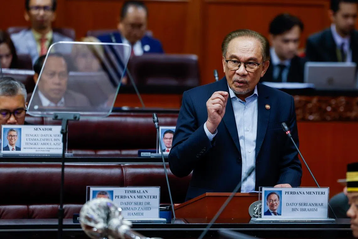 马来西亚首相安华星期三（12月4日）告诉国会上议院，由于新加坡总理黄循财确诊冠病，原定下星期一签署的柔新经济特区正式协议不得已要推迟到明年1月才能签署。（马新社）