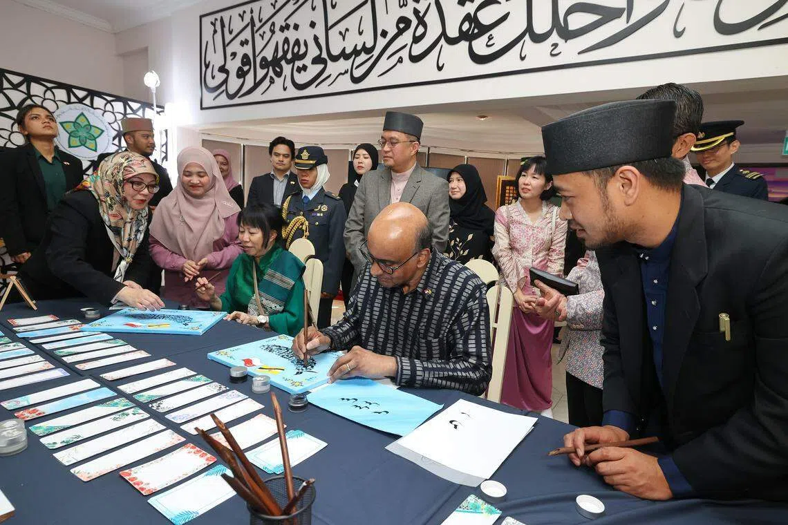 在文莱进行国事访问的总统尚达曼（坐着右边）和夫人珍一藤木（坐着左边）星期五下午参观了伊斯兰书法艺术研究中心。（唐家鸿摄）