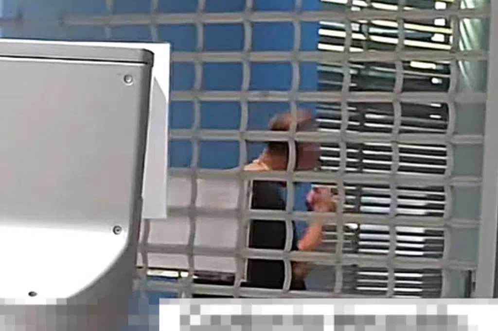 黑衣男游泳中心外疑持刀游荡 公众报警