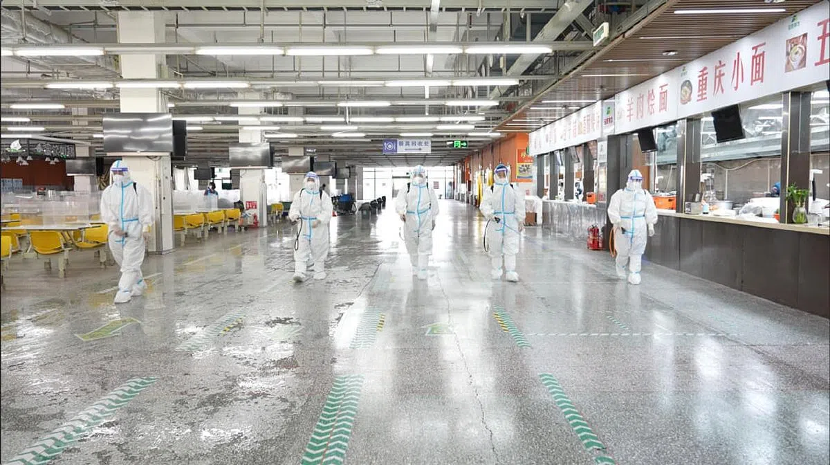 在政府工作组帮助下，富士康也增加了对厂区、宿舍的消杀频率，以保障员工生活及工作的环境安全。（新京报/富士康提供）